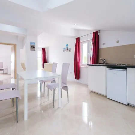 Four Bedroom Holiday In Prázdninový dům
