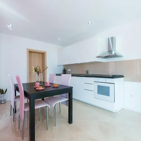 Four Bedroom Holiday In Babino Polje