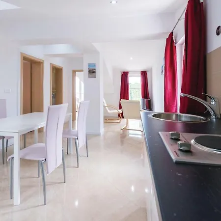 Four Bedroom Holiday In Prázdninový dům